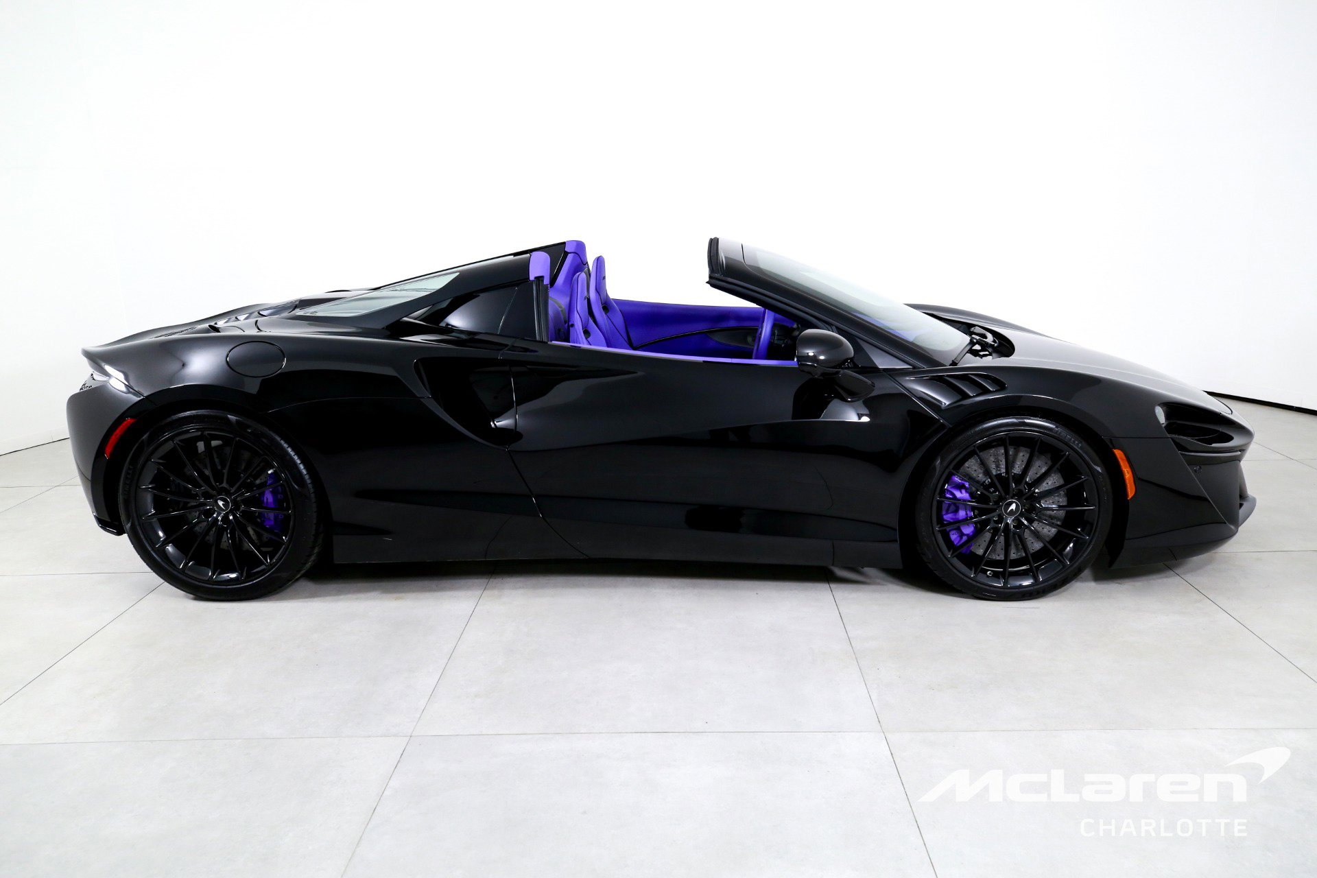 Used 2025 McLaren Artura Spider image 11