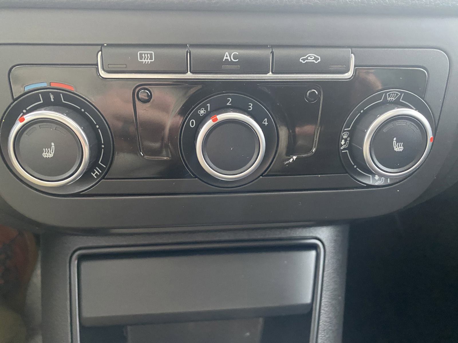 Used 2011 Volkswagen Tiguan SE image 13