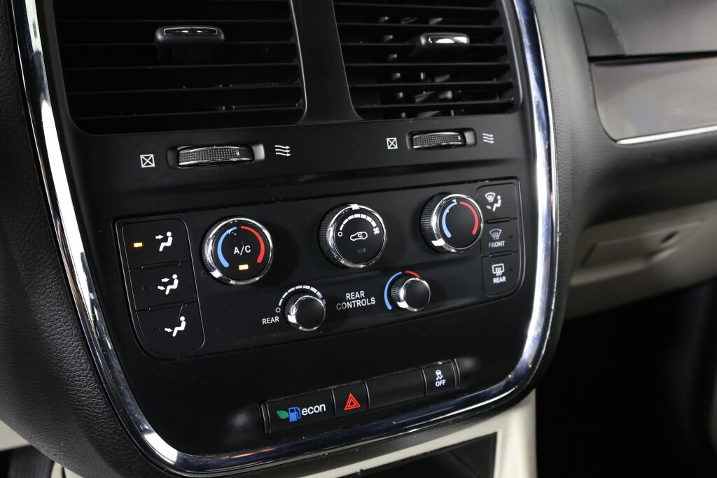 Used 2017 Dodge Grand Caravan SXT FWD image 34