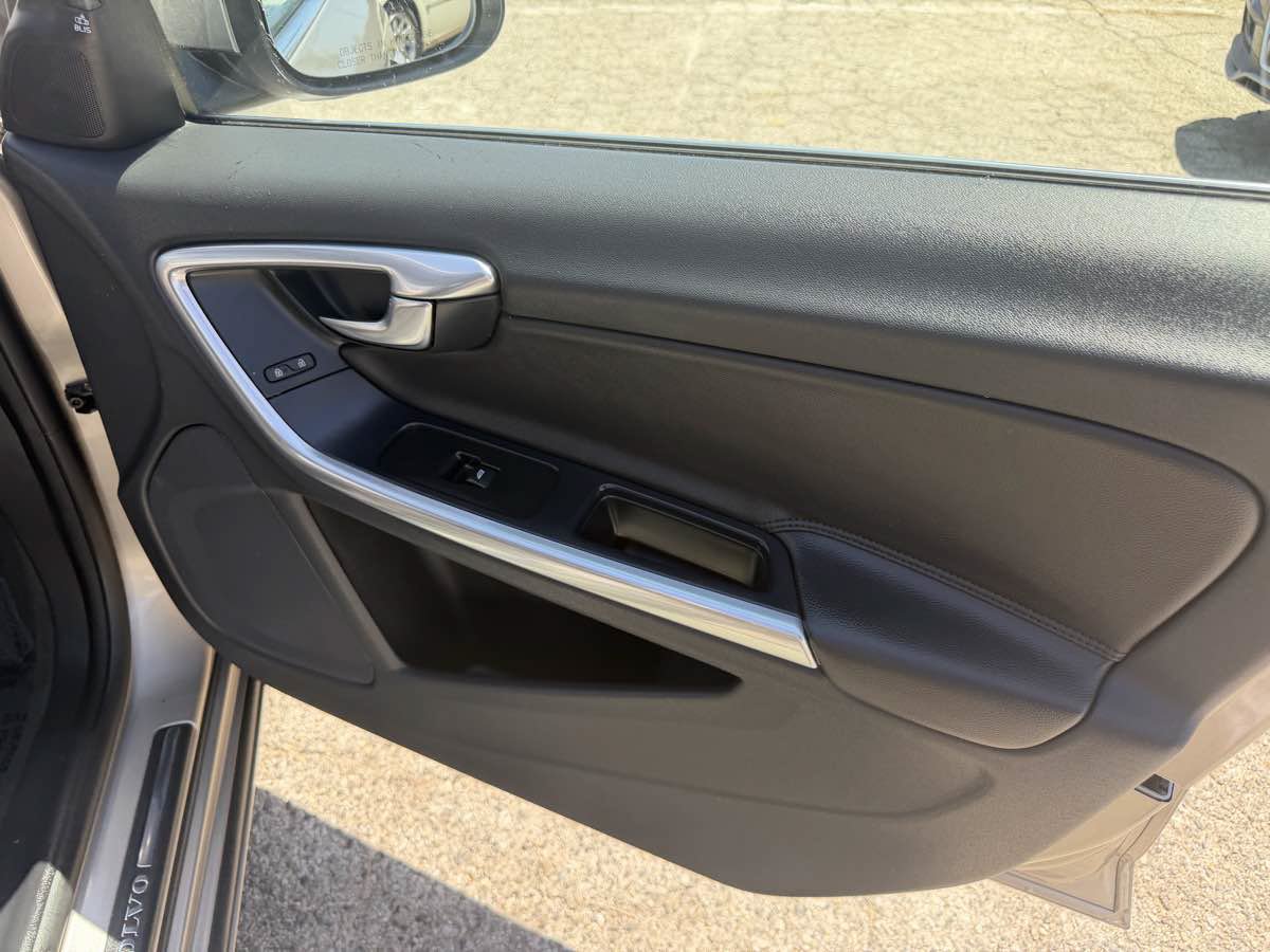 Used 2016 Volvo V60 T5 Platinum FWD image 15