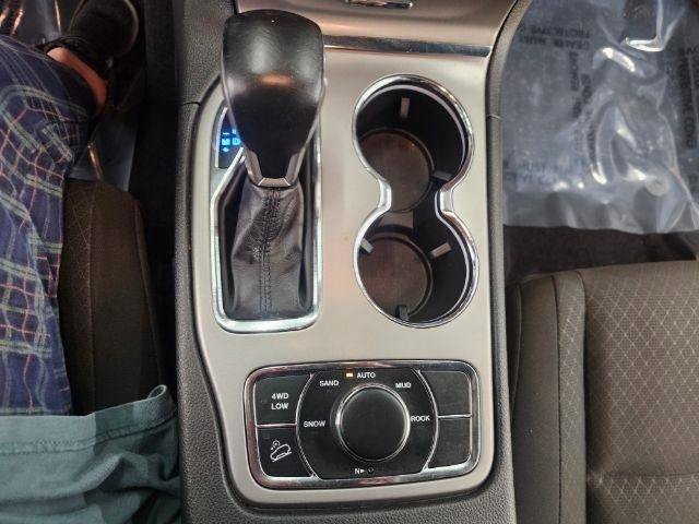 Used 2020 Jeep Grand Cherokee Laredo AWD/4WD image 24