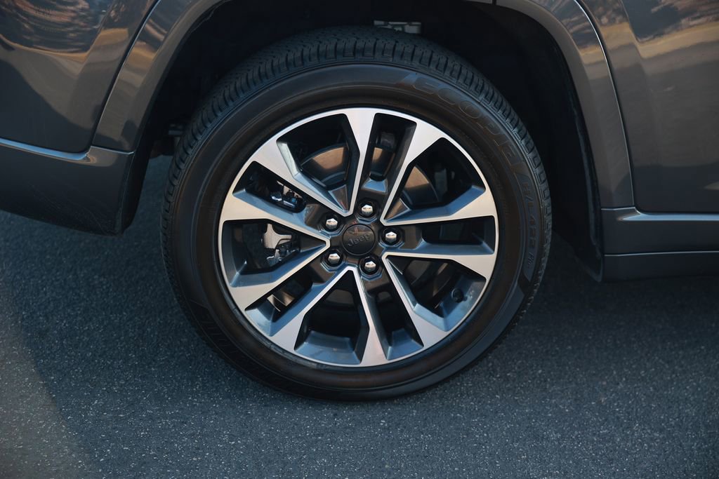 Used 2023 Jeep Grand Cherokee Overland w/ Advanced Protech Group III AWD/4WD image 9