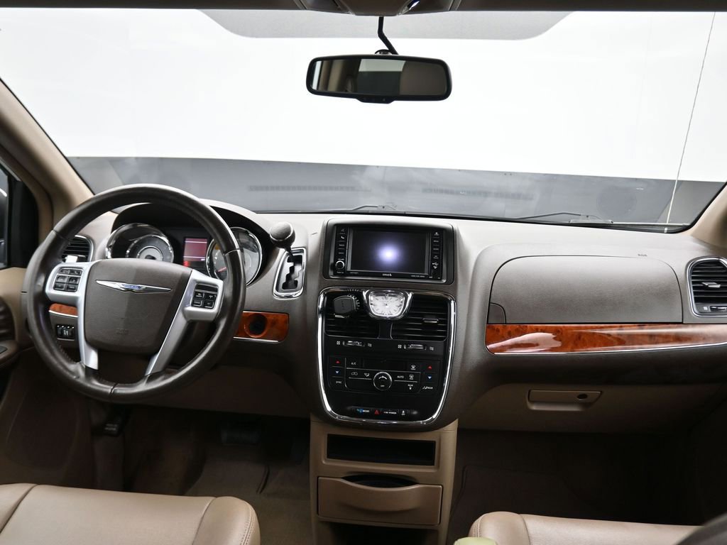 Used 2014 Chrysler Town & Country Touring image 43