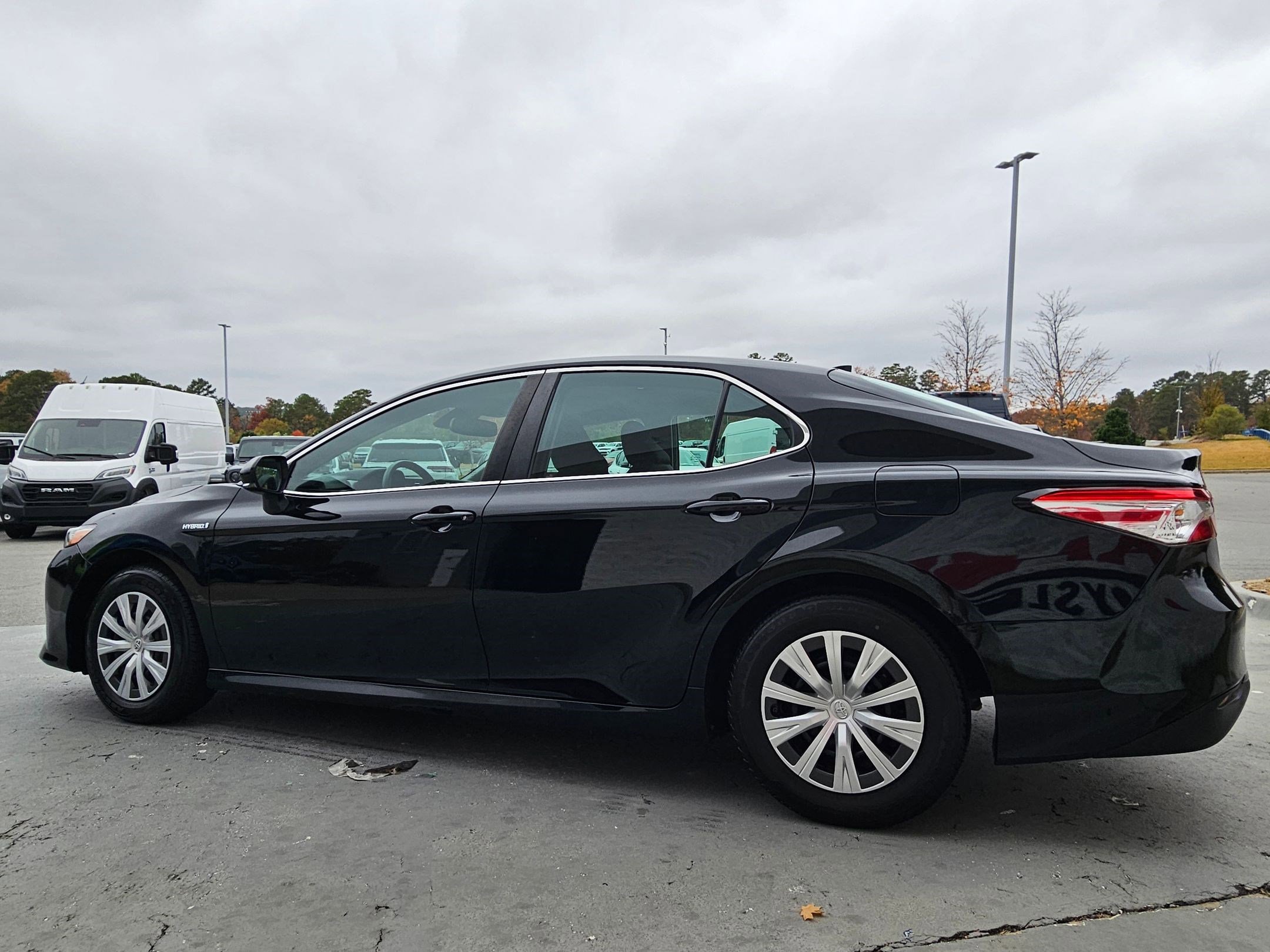Used 2020 Toyota Camry LE image 5