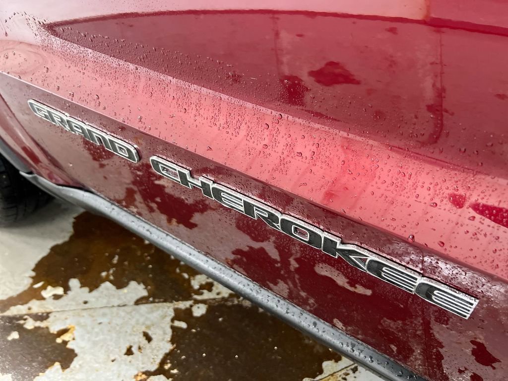 Used 2021 Jeep Grand Cherokee Laredo image 25