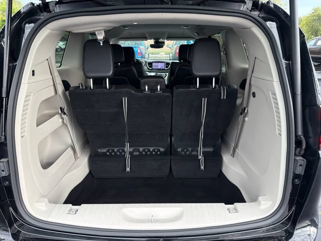 Used 2024 Chrysler Pacifica Touring-L FWD image 22