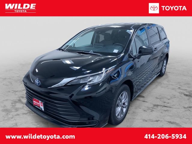 Certified 2022 Toyota Sienna LE image 1