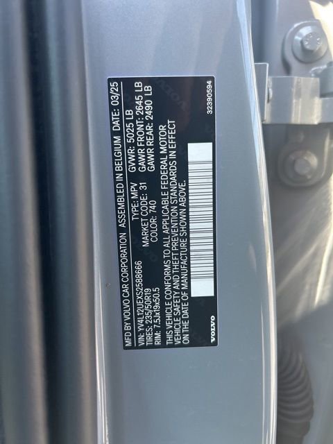 Certified 2025 Volvo XC40 B5 Plus AWD/4WD image 27