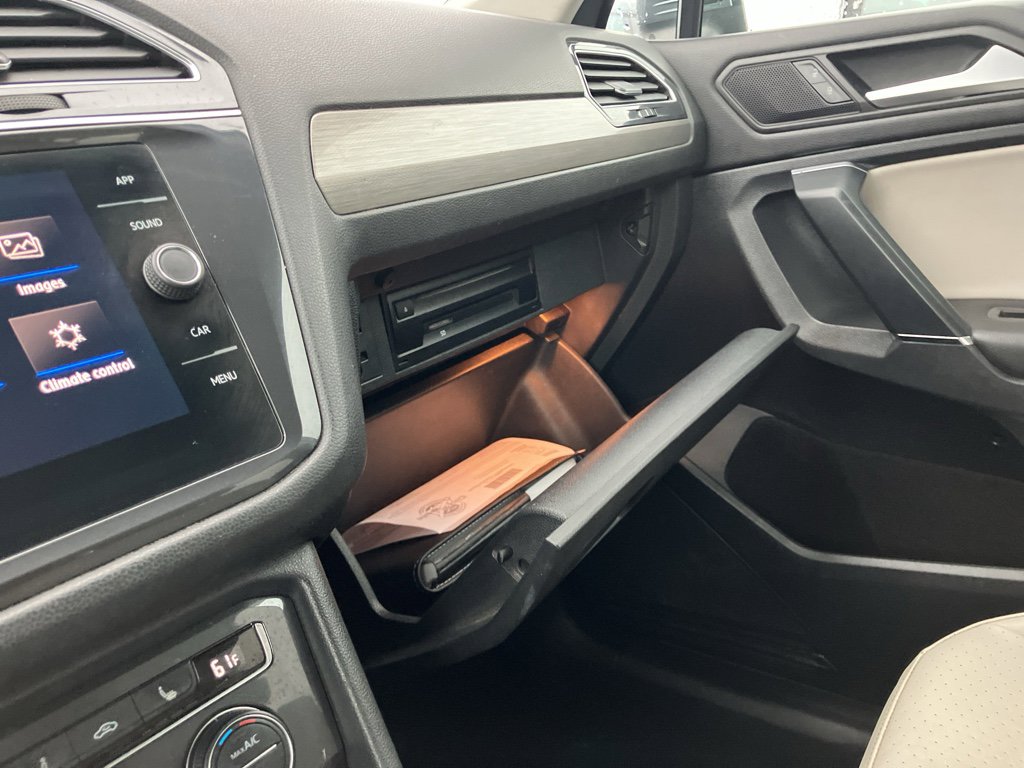 Used 2020 Volkswagen Tiguan SE w/ Panoramic Sunroof Package image 25