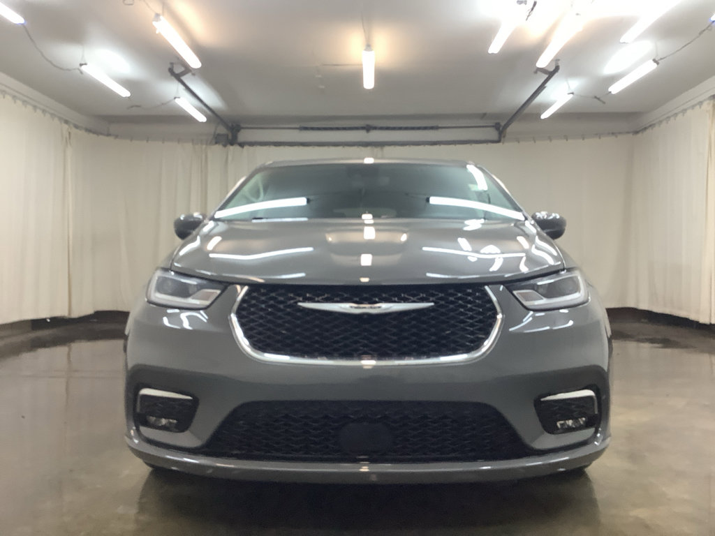 Used 2023 Chrysler Pacifica Touring-L image 11