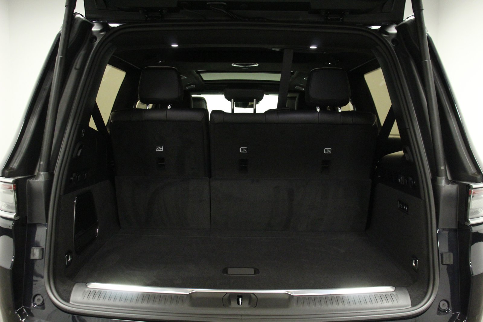 New 2023 Jeep Grand Wagoneer Series III AWD/4WD image 12