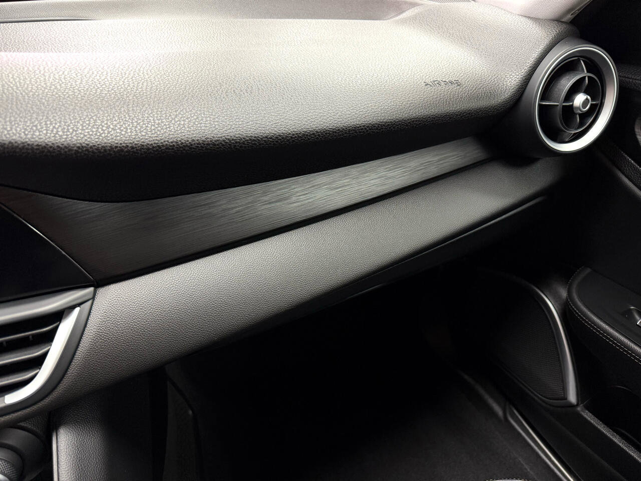 Used 2018 Alfa Romeo Giulia AWD image 25