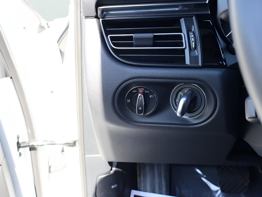 Used 2025 Porsche Macan image 33