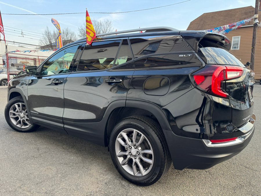 Used 2023 GMC Terrain SLT image 3