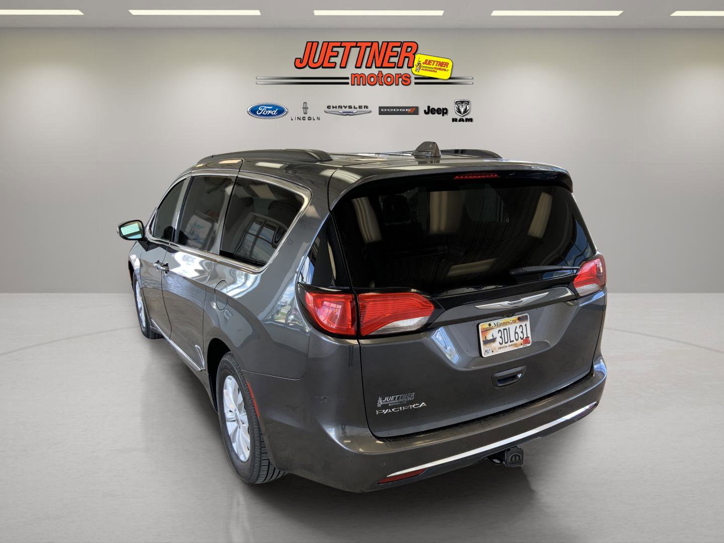 Used 2017 Chrysler Pacifica Touring-L FWD image 6