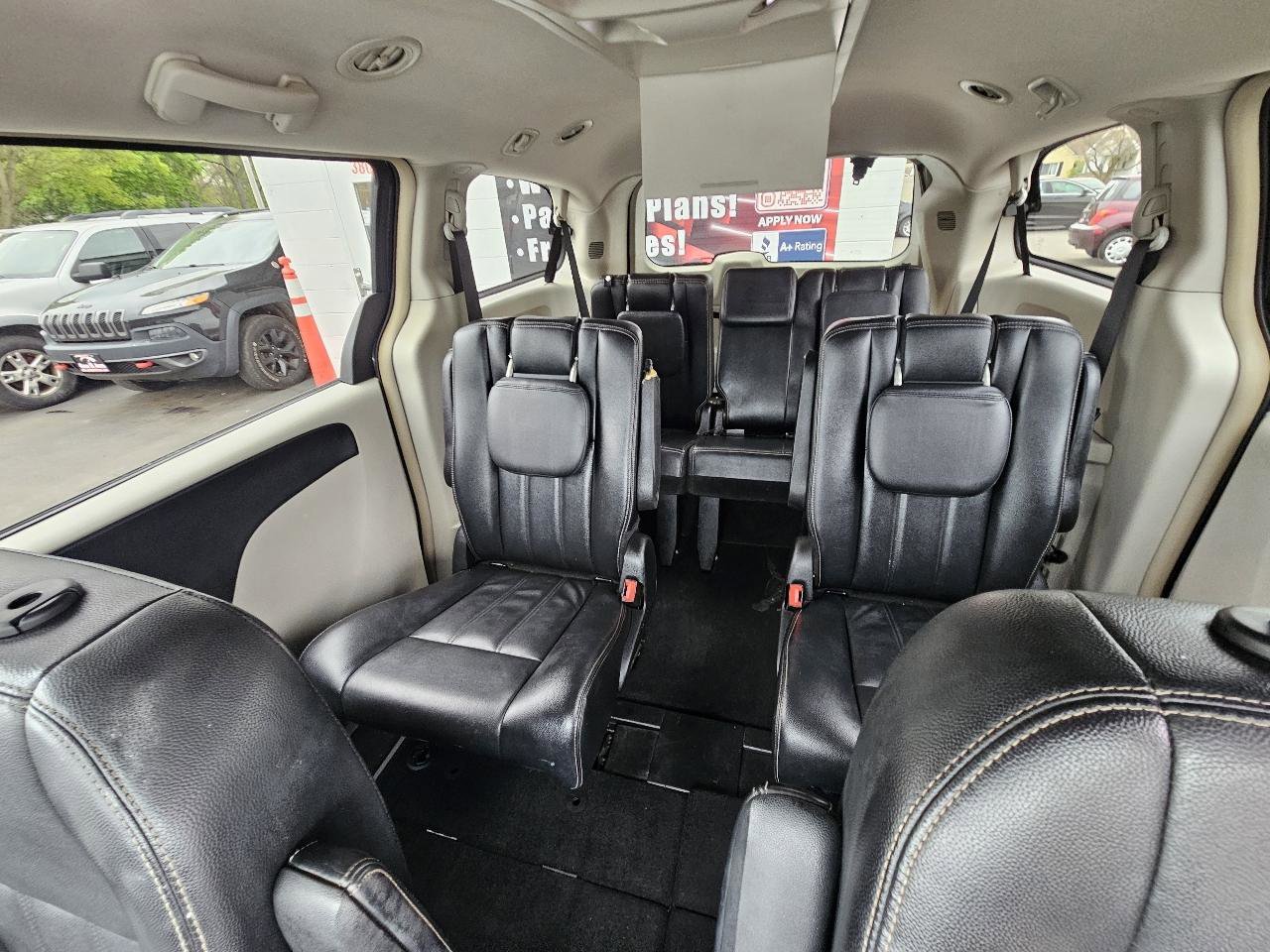 Used 2014 Chrysler Town & Country Touring FWD image 20