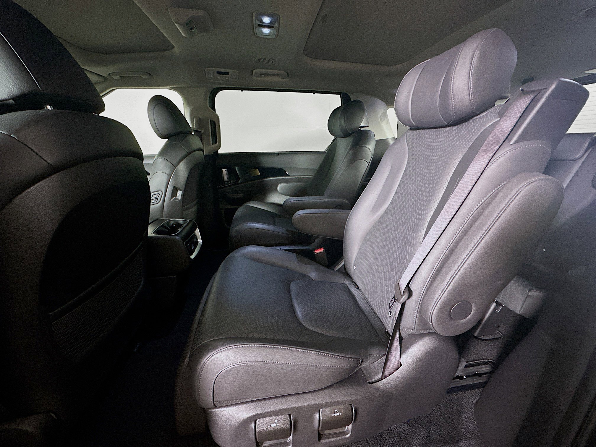 Used 2025 Kia Carnival SX Prestige image 28