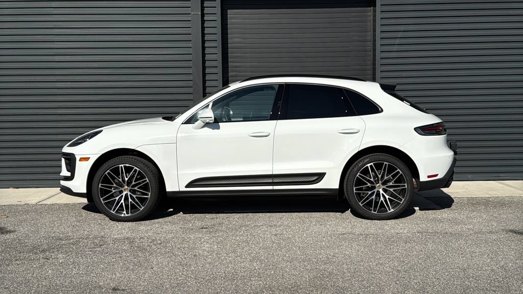 Certified 2026 Porsche Macan AWD/4WD image 2