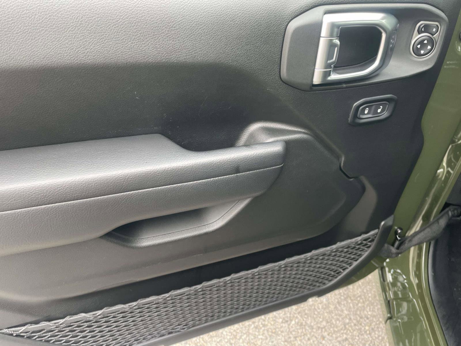 Used 2023 Jeep Gladiator Sport image 8