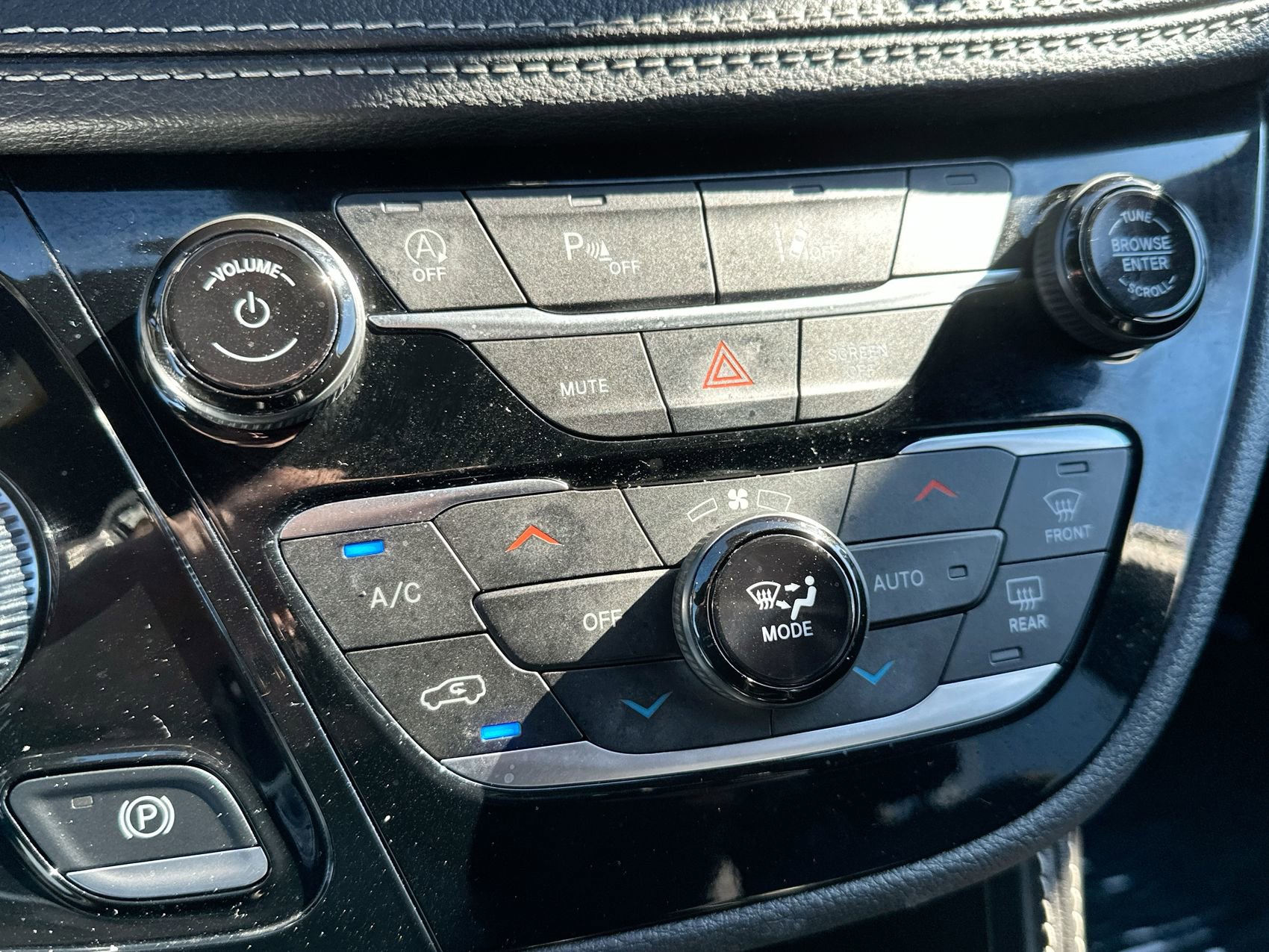 Used 2025 Chrysler Pacifica Limited FWD image 19