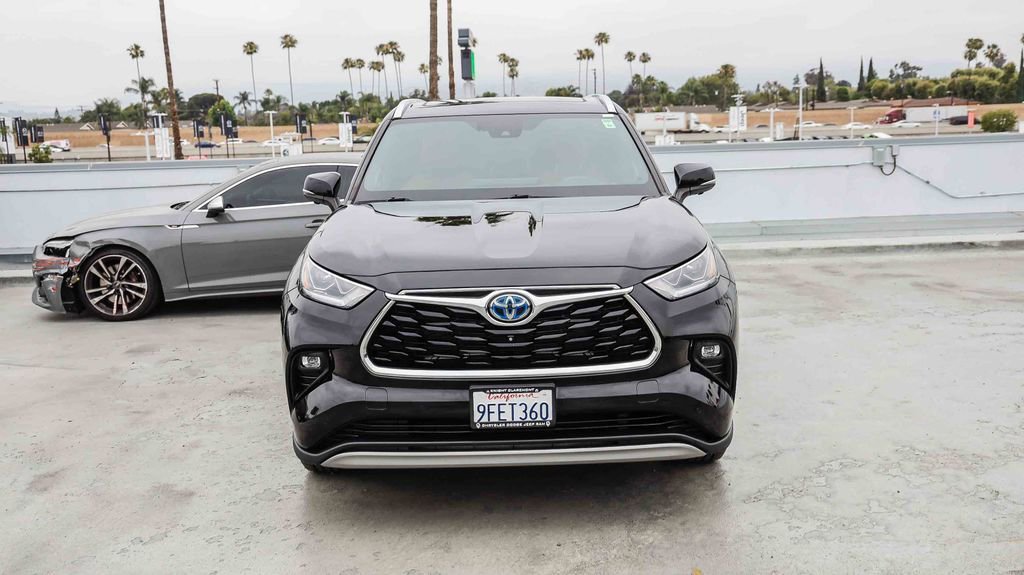 Used 2023 Toyota Highlander Platinum AWD/4WD image 3