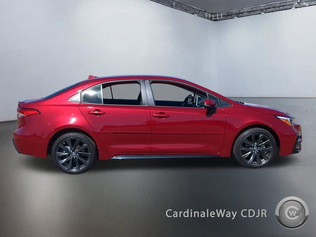 Used 2025 Toyota Corolla SE image 3