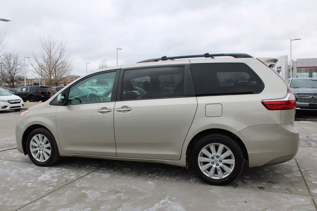 Used 2017 Toyota Sienna XLE Premium image 4