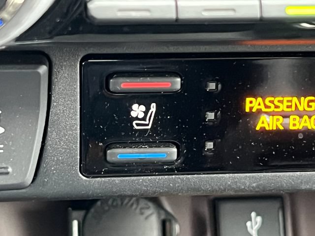 Used 2022 Toyota RAV4 Limited AWD/4WD image 30
