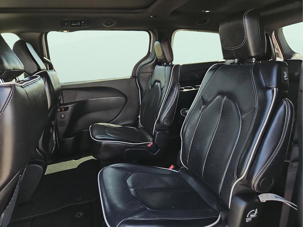 Used 2025 Chrysler Pacifica Limited image 8