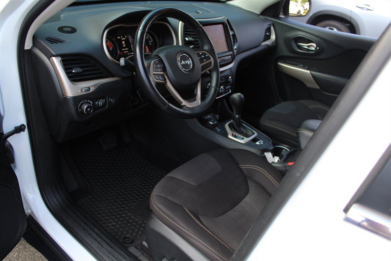 Used 2017 Jeep Cherokee Latitude w/ Comfort/Convenience Group AWD/4WD image 21