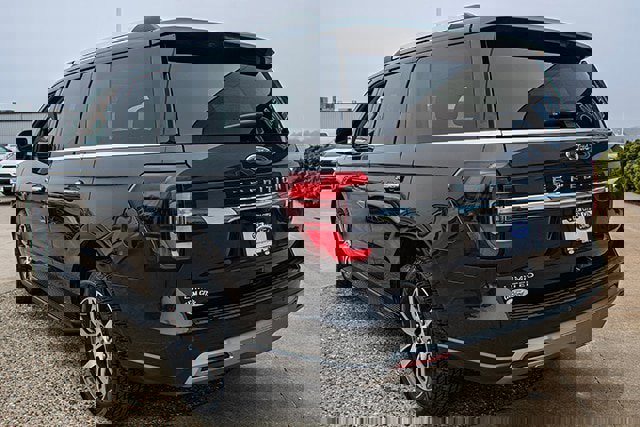 Used 2024 Ford Expedition Limited image 3