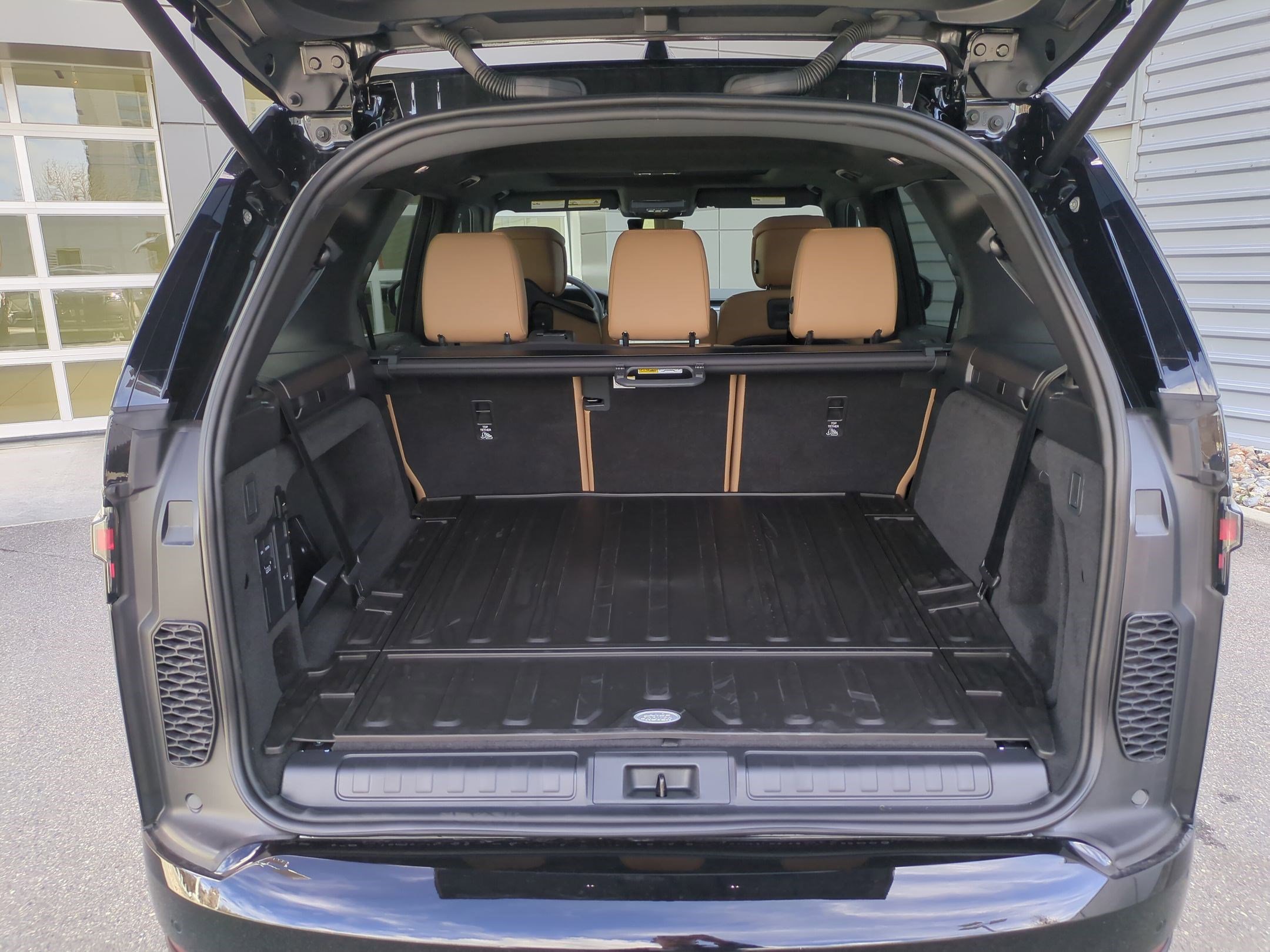 New 2026 Land Rover Discovery Dynamic SE image 26