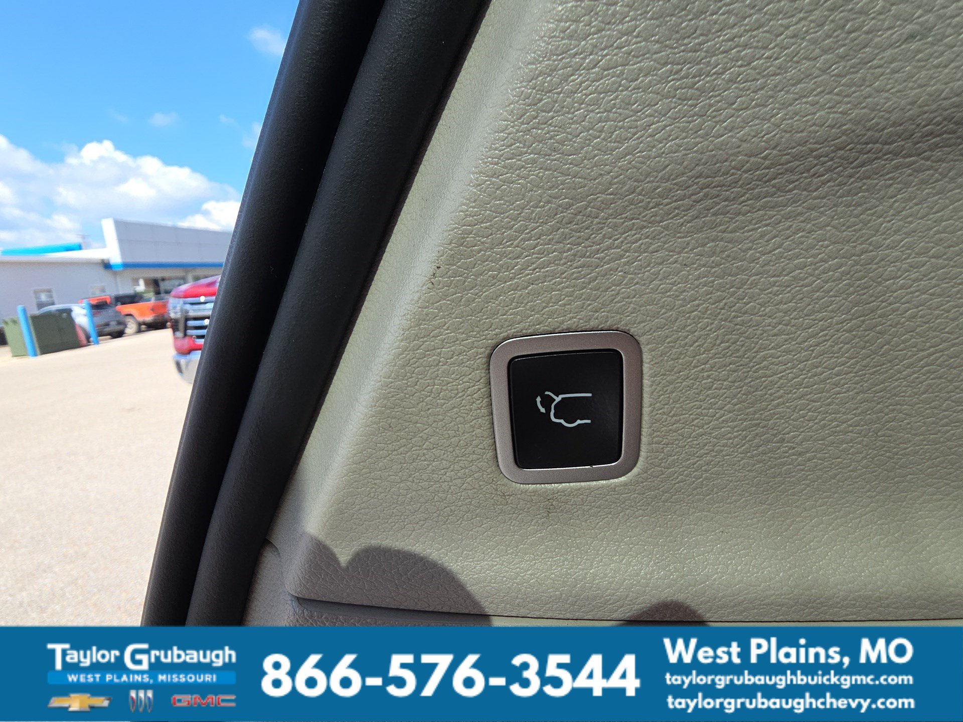 Used 2023 Chrysler Pacifica Touring-L FWD image 32