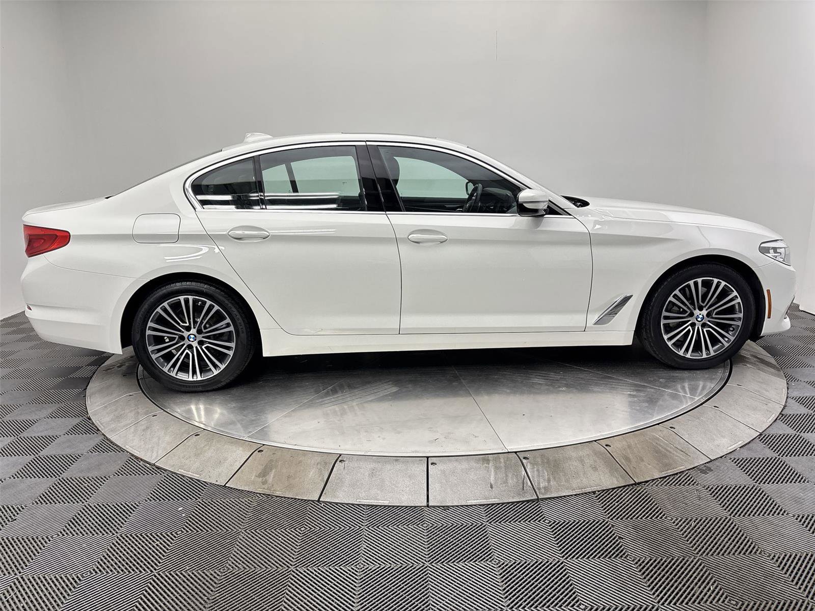 Used 2019 BMW 530i xDrive w/ Convenience Package AWD/4WD image 17