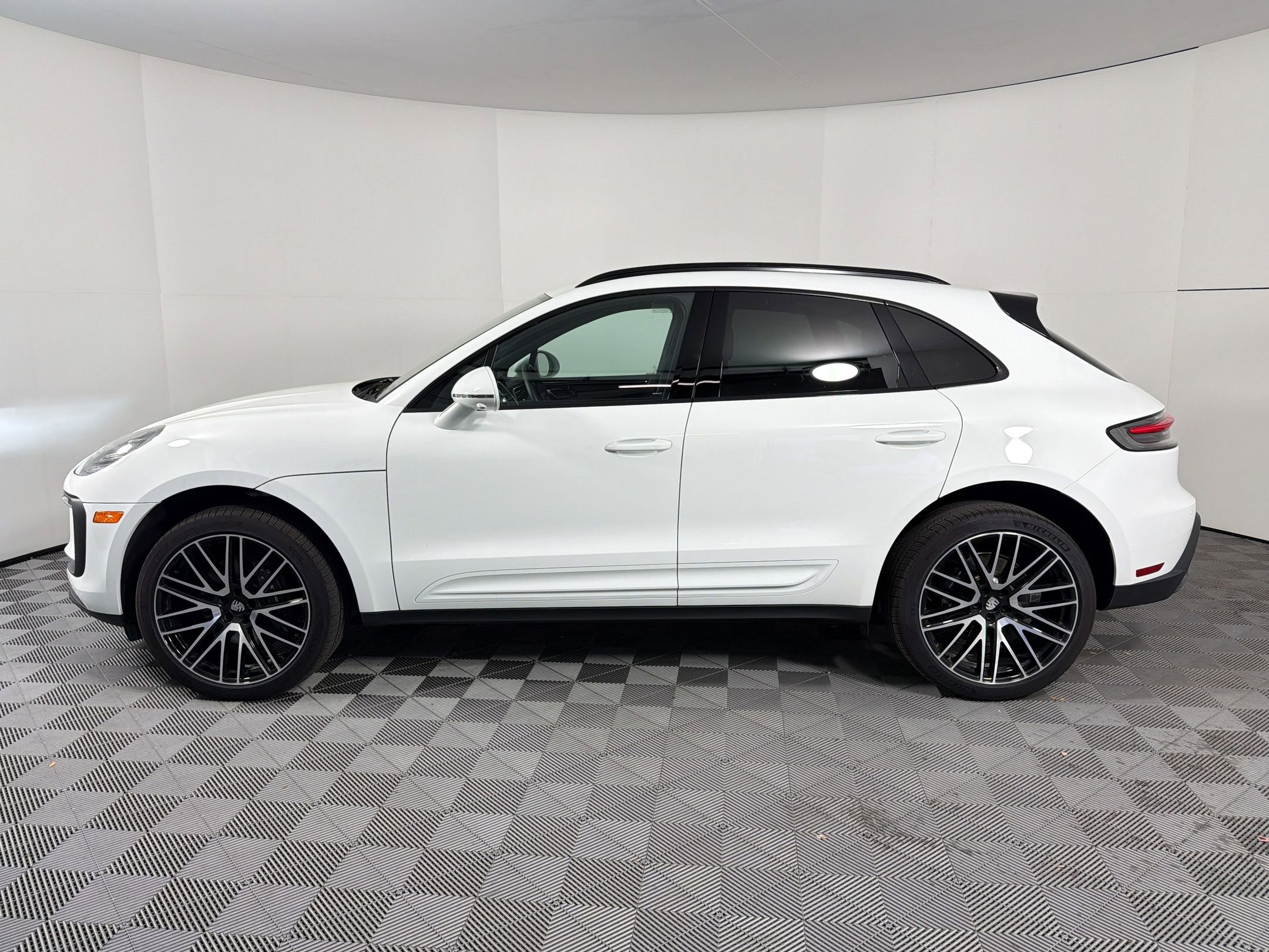 Certified 2025 Porsche Macan image 2