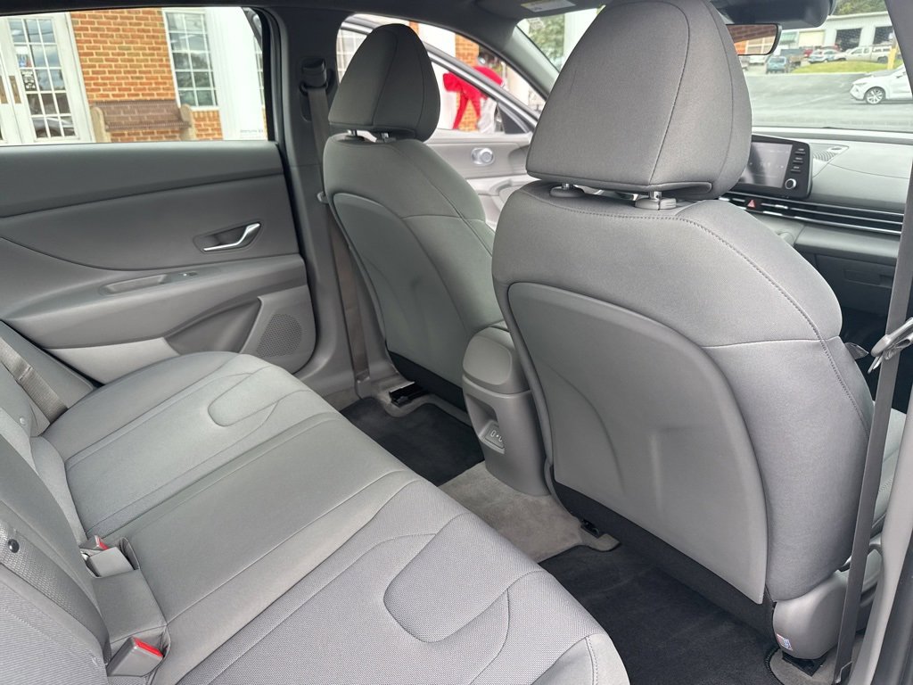 Used 2025 Hyundai Elantra SE w/ Cargo Package image 39
