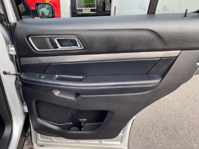 Used 2018 Ford Explorer XLT w/ Equipment Group 202A AWD/4WD image 39