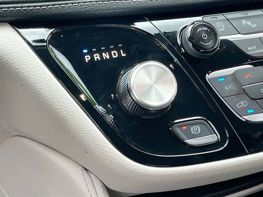 Certified 2024 Chrysler Pacifica Limited image 17