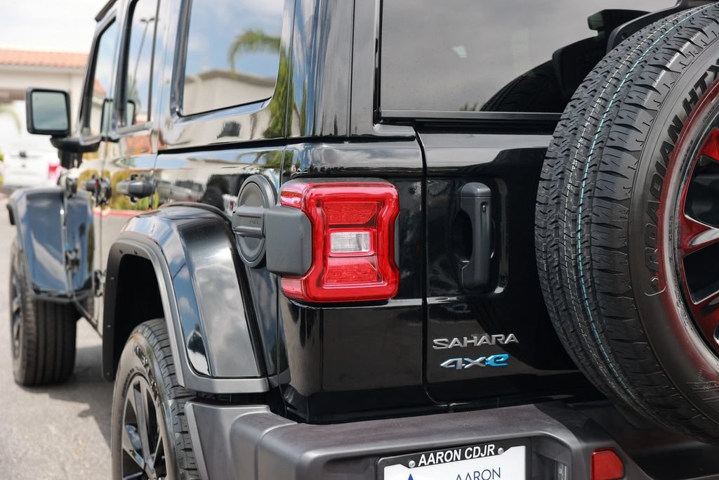 Used 2025 Jeep Wrangler Unlimited Sahara w/ Safety Group AWD/4WD image 13