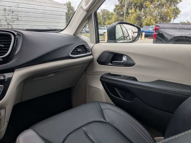 Used 2023 Chrysler Pacifica Touring-L image 18