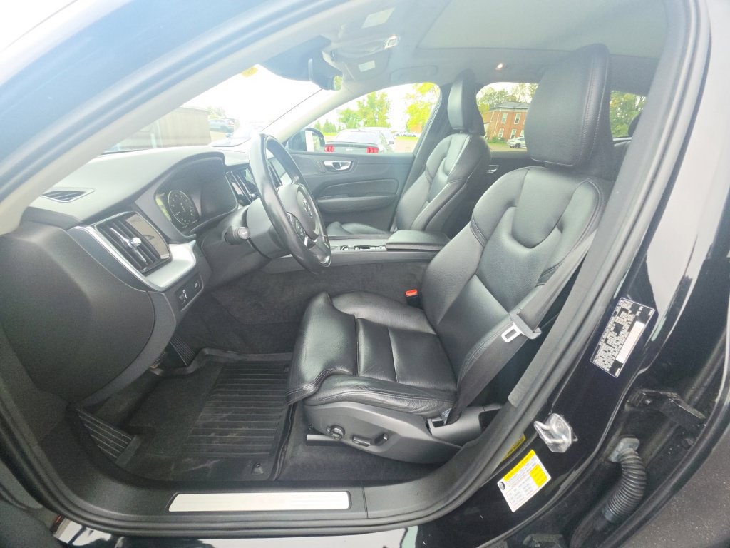 Used 2019 Volvo XC60 T5 Momentum w/ Multimedia Package AWD/4WD image 14