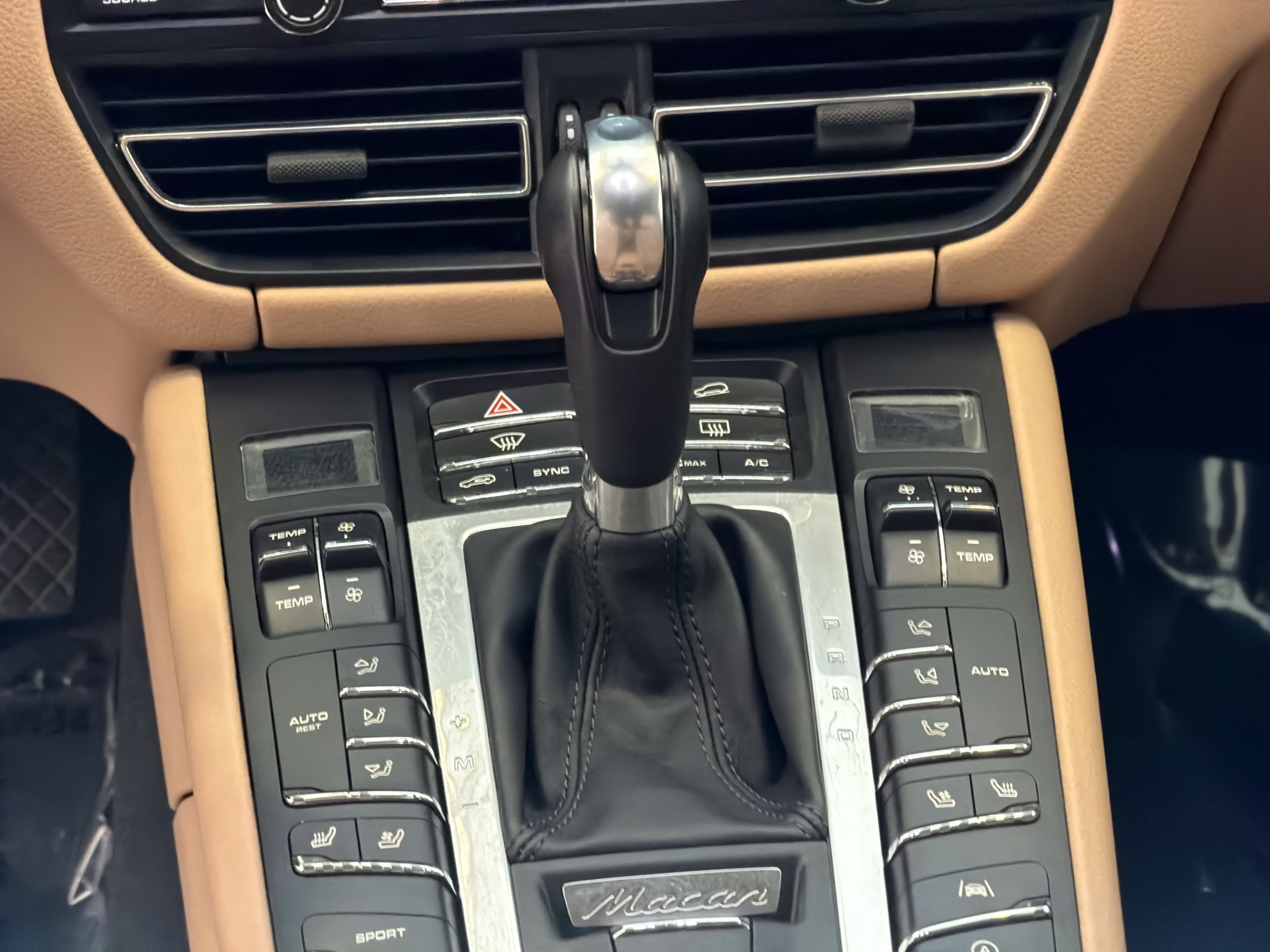 Certified 2021 Porsche Macan AWD/4WD image 19