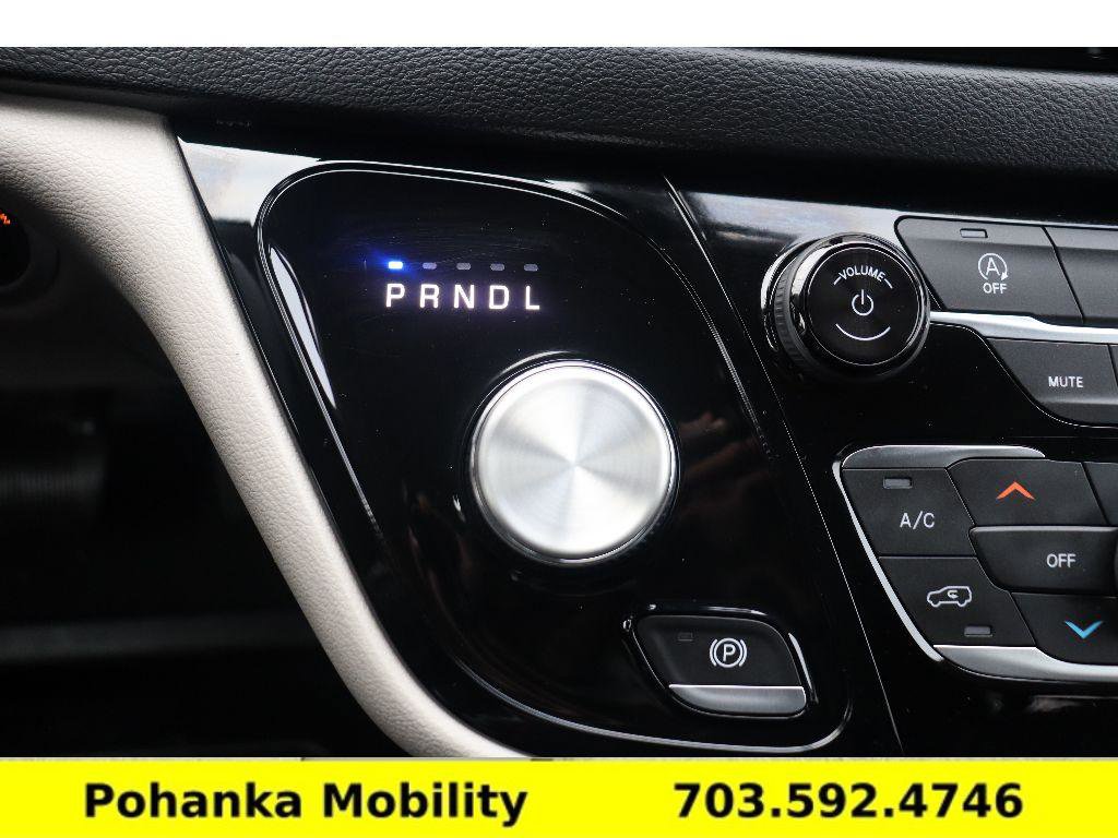 Used 2020 Chrysler Voyager L image 18