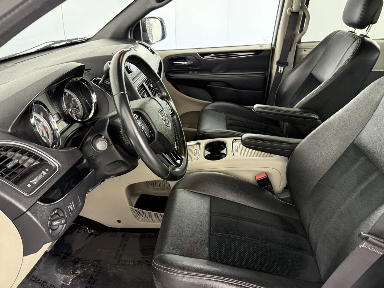 Used 2017 Dodge Grand Caravan SXT image 18