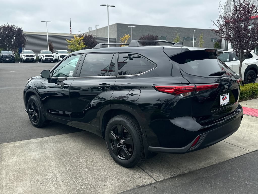 Used 2023 Toyota Highlander LE AWD/4WD image 3