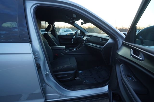 Used 2025 Jeep Grand Cherokee Laredo w/ Luxury Tech Group I image 20