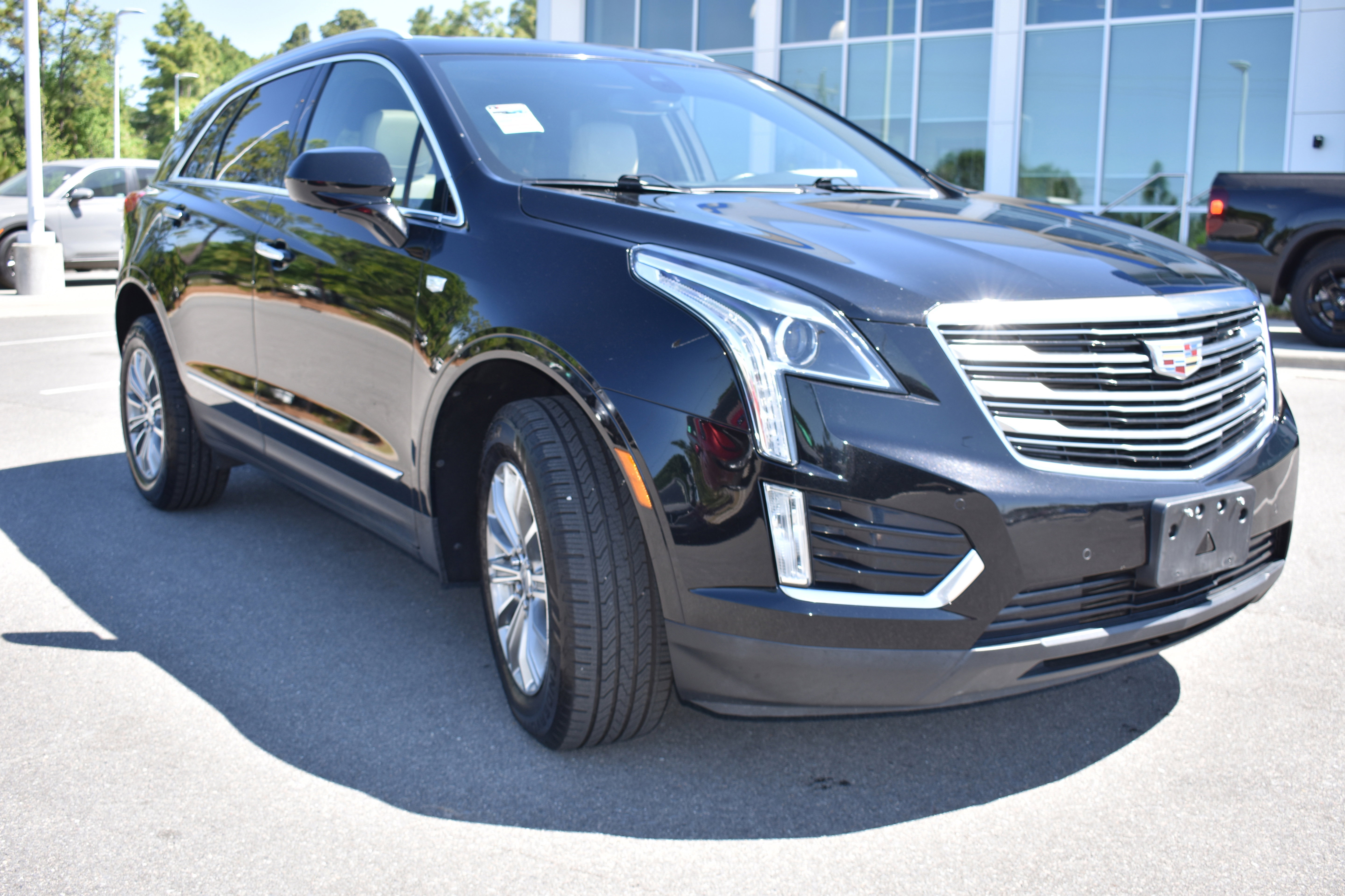 Used 2017 Cadillac XT5 Luxury w/ Driver Awareness Package FWD image 3