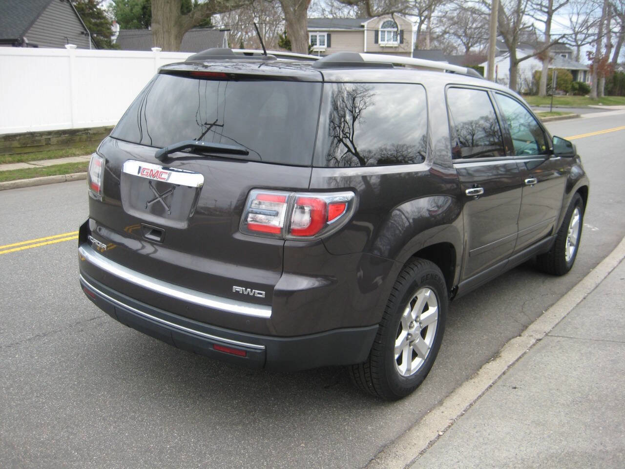 Used 2014 GMC Acadia SLE AWD/4WD image 2