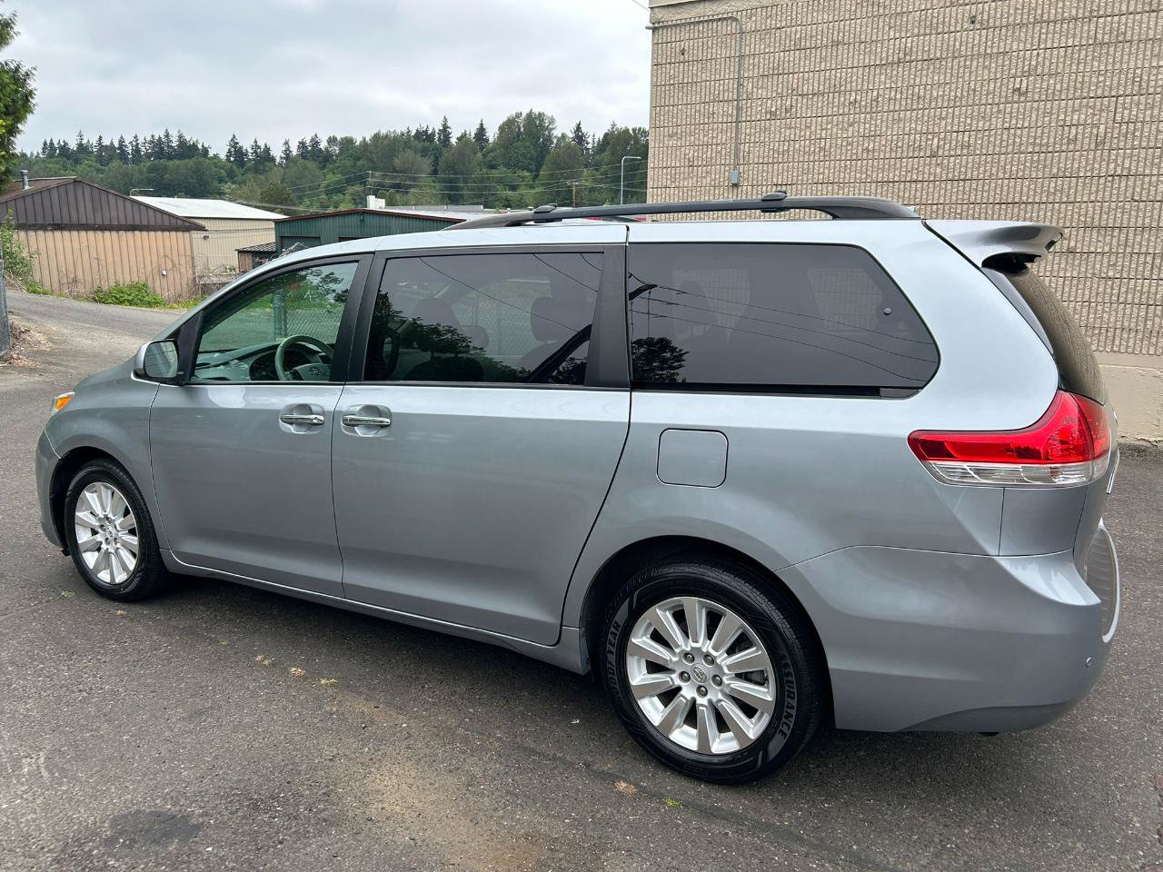 Used 2011 Toyota Sienna XLE w/ Premium Pkg AWD/4WD image 7