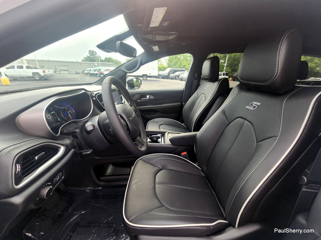 New 2027 Chrysler Pacifica Limited FWD image 23